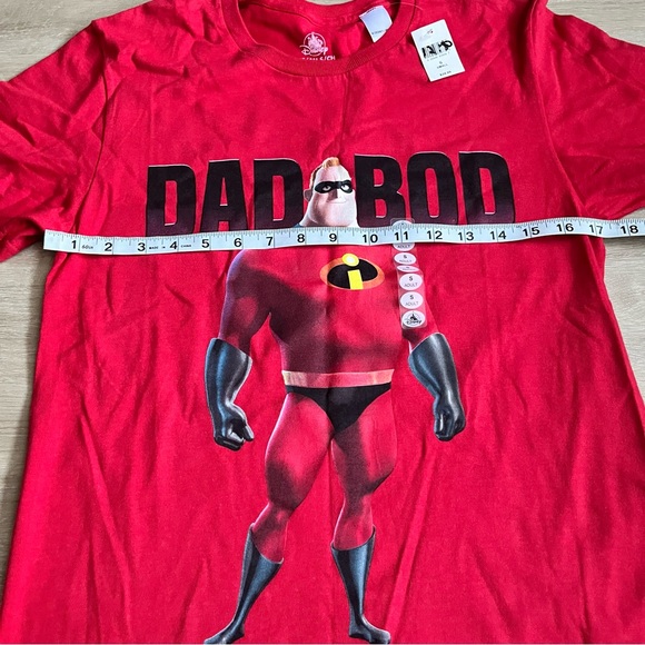 Disney Parks The Incredibles SZ Small Shirt Dad Bod Pixar Bob Parr Red NWT - Picture 4 of 7